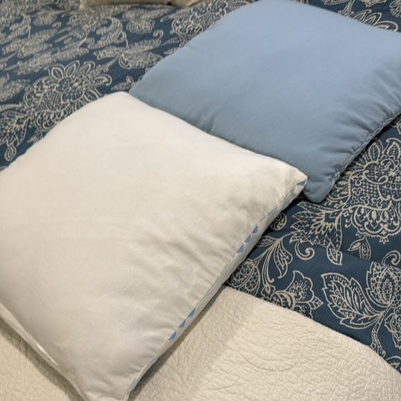 2 PILLOWS - Picture 5 of 6